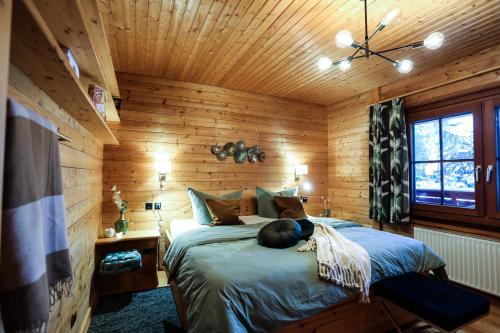 布劳恩拉格Bergfreude Chalet的小木屋内一间卧室,配有一张床