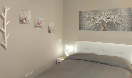 罗马Old Bridge Minisuite的一间卧室配有一张床,墙上挂着一些图片