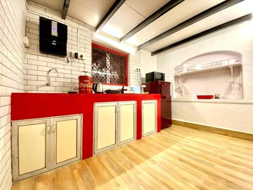 孟买Bandra Cottage (With Yard)的一间厨房,在房间内配有红色的柜台