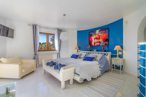 贝尼萨Fustera Villa El Salvador的蓝色和白色的卧室,配有床和沙发