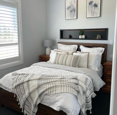 奥兰治The Shaddy Rest secluded resort for the perfect romantic getaway的卧室配有一张带白色床单和枕头的大床。