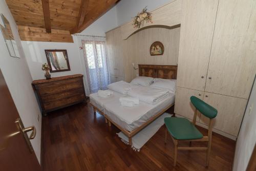 MassimenoB&B il Ciliegio di Maura的一间小卧室,配有一张床和一把椅子