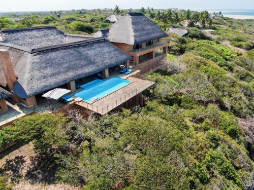 维兰库卢什Collection Luxury Accommodation: Quinta Do Sol, Vilanculos, Mozambique的屋顶房屋的空中景致