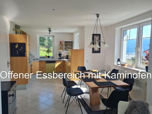 TrattenAparts Lakeview -Gerlitzen -Ossiacher See -Ski的厨房以及带桌椅的用餐室。