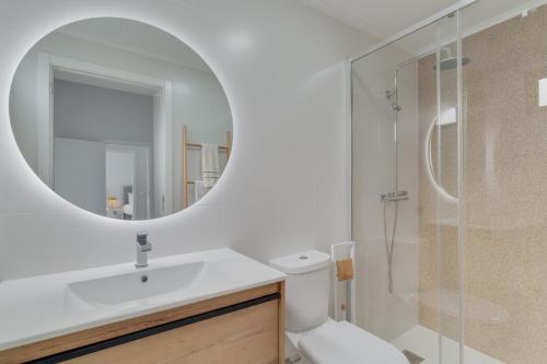 马希库Graça House的一间带水槽和镜子的浴室
