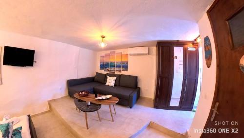 萨莫色雷斯Sun Oniro Studio的客厅配有沙发和桌子