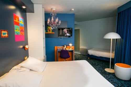 圣米歇尔山加百利酒店的卧室配有白色的床和蓝色的墙壁