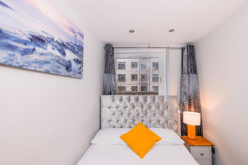 爱丁堡Superb Luxury Quality Central Apartment on Canal的一间卧室设有一张床和一个窗口