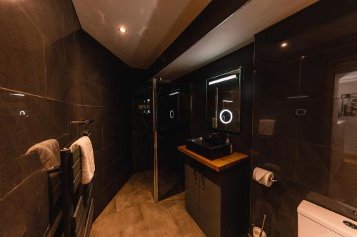 爱丁堡Superb Luxury Quality Central Apartment on Canal的黑色浴室设有水槽和淋浴