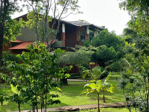 锡吉里亚Sigiriya Cottage的一座树木繁茂的院子中的房子