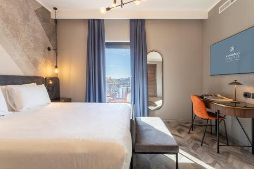 米兰AXYHOTELS InnStyle Milano的配有一张床、一张书桌和一扇窗户的酒店客房