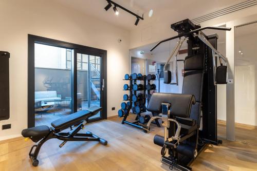 米兰AXYHOTELS InnStyle Milano的一间健身房,里面配有两台跑步机