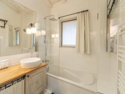 谷雪维尔Appartement La Tania, 3 pièces, 4 personnes - FR-1-568-23的白色的浴室设有水槽和淋浴。