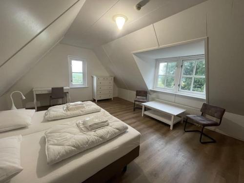 登堡Vakantiehuis Aldubo的阁楼卧室配有两张床和一张书桌
