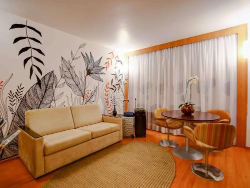 里约热内卢索菲特里约热内卢都蒙特酒店的客厅配有沙发和桌子