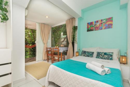 里约热内卢里约翠竹酒店的一间卧室配有带毛巾的床