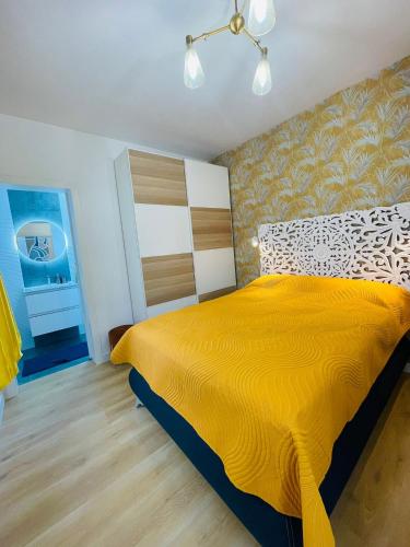 阿罗纳La Dolce Vita Penthouse 2 Bedroom Apartment的一间卧室,卧室内设有一张黄色的大床