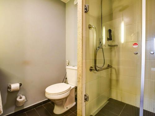 里约热内卢宜必思RJ新星美国酒店的一间带卫生间和淋浴的浴室