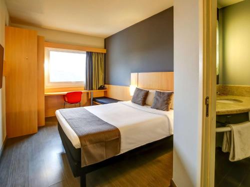 里约热内卢宜必思RJ新星美国酒店的酒店客房设有床和水槽
