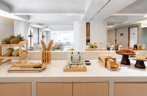 厦门厦门高崎机场成功大道亚朵酒店的厨房配有带面包的柜台