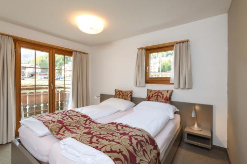 楚奥茨阿莱格拉酒店 的一间卧室设有两张床和窗户。