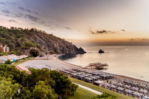 特基罗瓦Rixos Premium Tekirova - The Land of Legends Access的享有海滩空中美景和度假胜地