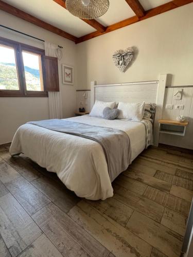 克鲁兹·德·特赫达Casa Maeva的一间卧室,卧室内配有一张大床