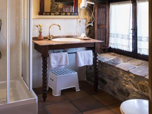 San Pelayo - Merindad de MontijaHotel Rural Zalama的浴室配有水槽和凳子