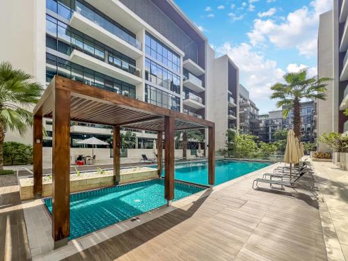 迪拜FAM Living - City Walk - Opulent Living的建筑物中游泳池的形象