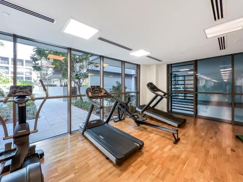 迪拜FAM Living - City Walk - Opulent Living的健身房设有跑步机和椭圆机