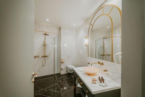 克卢日-纳波卡阳光花园高尔夫及Spa度假酒店的一间带水槽、卫生间和镜子的浴室