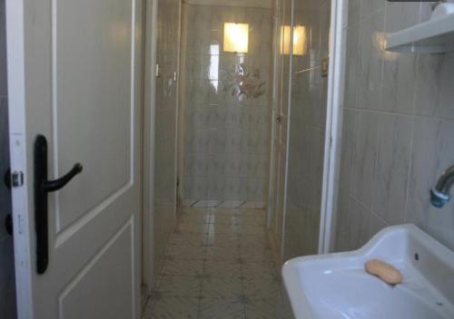 乌姆苏克MB SWEET HOME DJERBA的带淋浴和盥洗盆的白色浴室