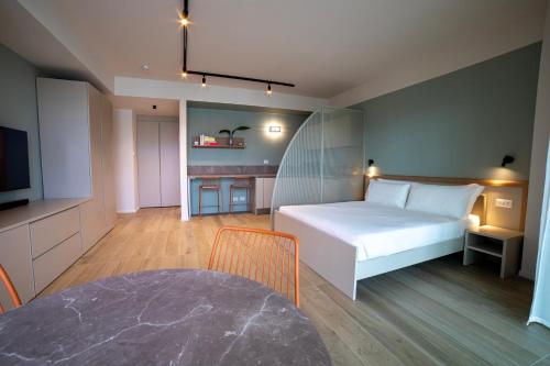 都灵Be Mate Torino Centro的卧室配有白色的床和电视。