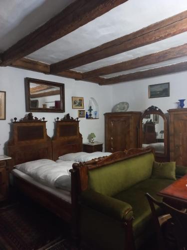 MinişLA Amadeus & Monica的一间卧室配有一张床、一张沙发和一面镜子