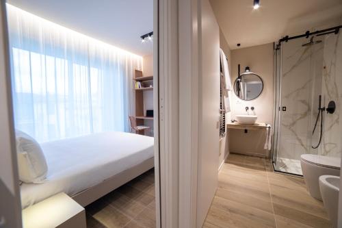都灵Be Mate Torino Centro的配有床、淋浴和盥洗盆的浴室