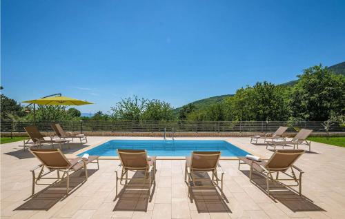 莫什尼卡德拉加Villa Terra的一组椅子和一个游泳池