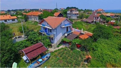 雷佐沃Villa Rezos的村庄房屋的顶部景观