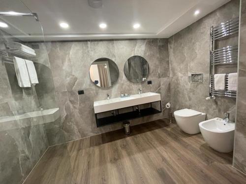 米兰扎拉米兰酒店的一间带水槽、卫生间和镜子的浴室