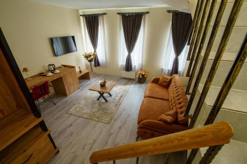 里泽Grand 464 Otel的客厅配有沙发和桌子