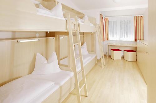 蒙德塞月亮湖青年旅舍的客房设有2张双层床和梯子