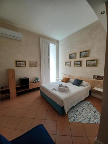 那不勒斯Domus Duomo B&B Napoli的一间带大床的卧室和一间浴室
