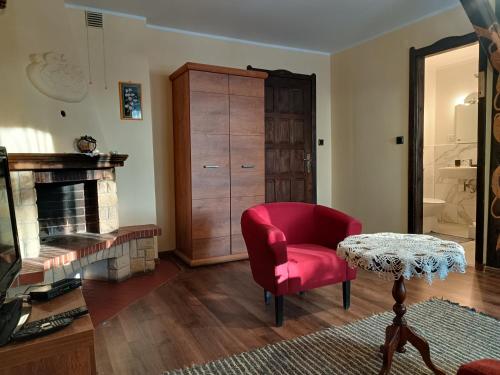 斯塔勒亚布伦基潘杰娜特维凯农家乐的客厅配有红色椅子和桌子