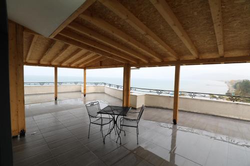 波格拉德茨Hotel 1 Maji的阳台配有桌椅,享有海景。