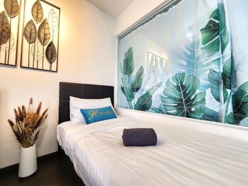新山Loft Suite City View JB CIQ 7Pax的一间卧室设有一张带植物大窗户的床