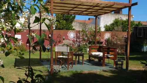 内科切阿Casa en Necochea的花园内的木凉亭,配有桌椅