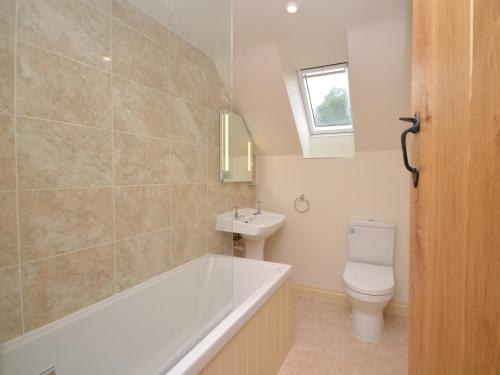 温福德2 Bed in Bristol 72582的带浴缸、卫生间和盥洗盆的浴室