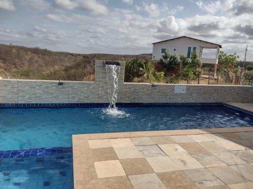 Lavras da MangabeiraCHACÁRA SOL NASCENTE的一个带喷泉的游泳池