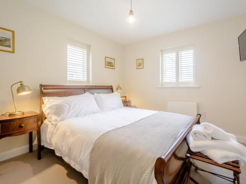 泰特伯里1 bed property in Tetbury 79151的一间卧室设有一张床和两个窗户。