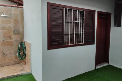 乌巴图巴excelente casa ótima localização的一间设有门、窗户和绿草的房间