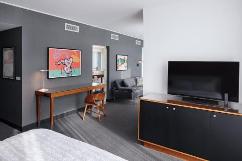 哥伦布哥伦布艾美约瑟夫酒店的一间卧室配有一张床和一台平面电视